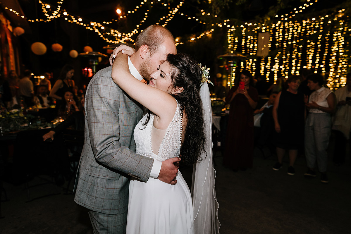 Hochzeitsfoto Eröffnungstanz - Oberhafenkantine Berlin Hochzeit am Wasser, urbane Garten DIY-Hochzeit von Hochzeitsfotograf Berlin © www.hochzeitslicht.de #hochzeitslicht