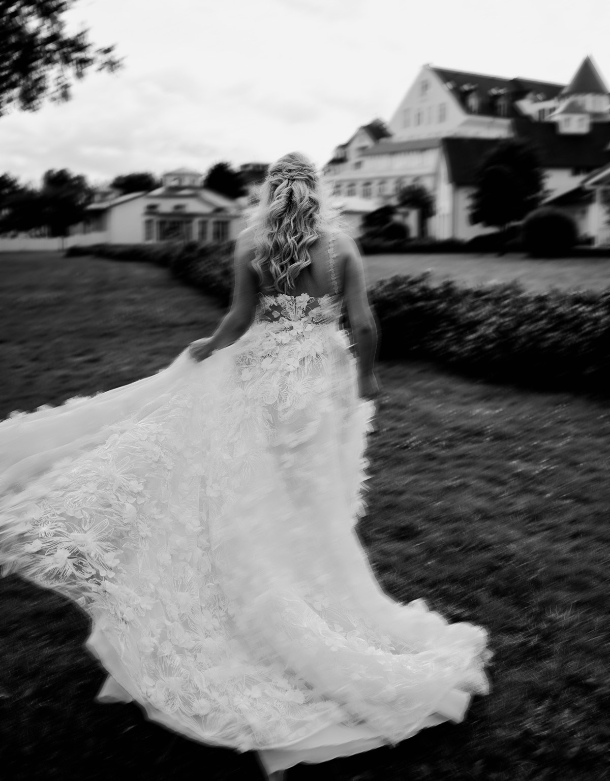 Hochzeitskleid Standesamt Galia Lahav: Braut Anni - hier im Hochzeitsfoto von hinten - hat ihr atemberaubend schönes Brautkleid auch zur freien Trauung getragen in der Hochzeitslocation am Wasser - dem Resort Schwielowsee bei Potsdam. Künstlerisches Hochzeitsfoto mit Bewegungsunschärfe in Schwarz Weiß von Hochzeitsfotograf Potsdam © www.hochzeitslicht.de #hochzeitslicht