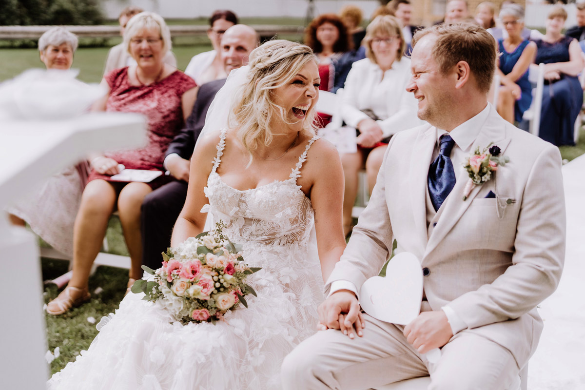 ungestellte Hochzeitsfotos Brautpaar bei Trauung - Resort Schwielowsee Hochzeit mit freier Trauung von Hochzeitsfotograf Potsdam © www.hochzeitslicht.de #hochzeitslicht