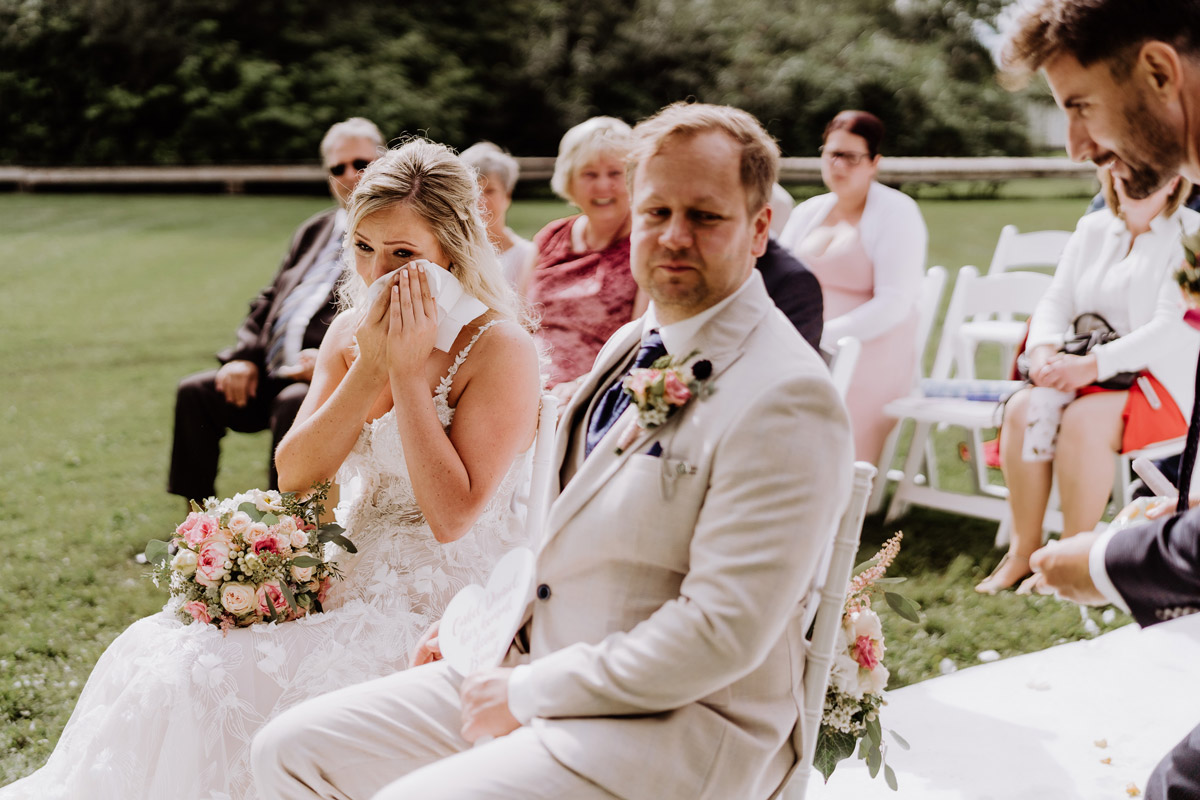 emotionales Hochzeitsfoto Trauung Freudentränen - Resort Schwielowsee Hochzeit mit freier Trauung von Hochzeitsfotograf Potsdam © www.hochzeitslicht.de #hochzeitslicht