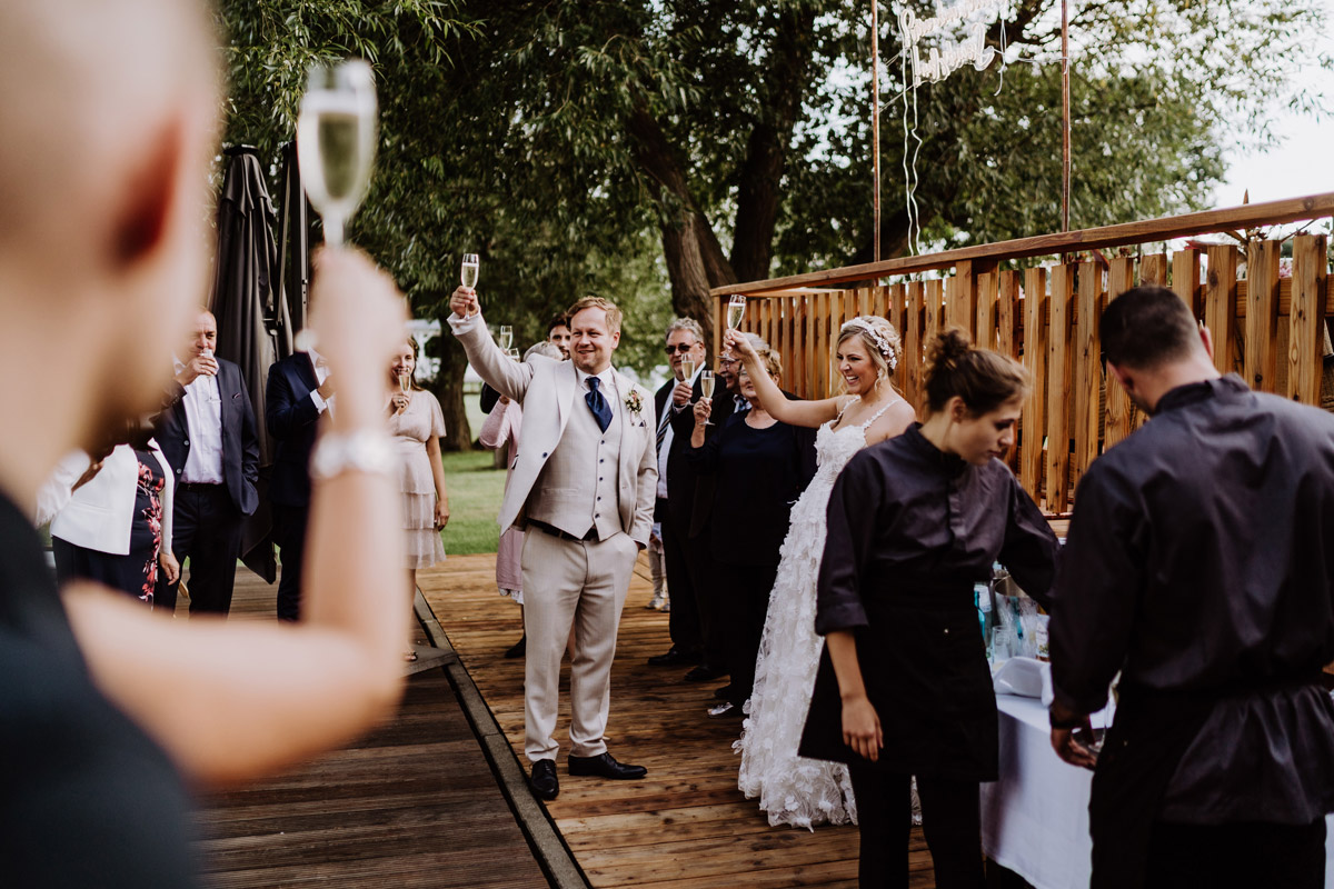 natürliche Hochzeitsmomente Sektempfang - Resort Schwielowsee Hochzeit mit freier Trauung von Hochzeitsfotograf Potsdam © www.hochzeitslicht.de #hochzeitslicht