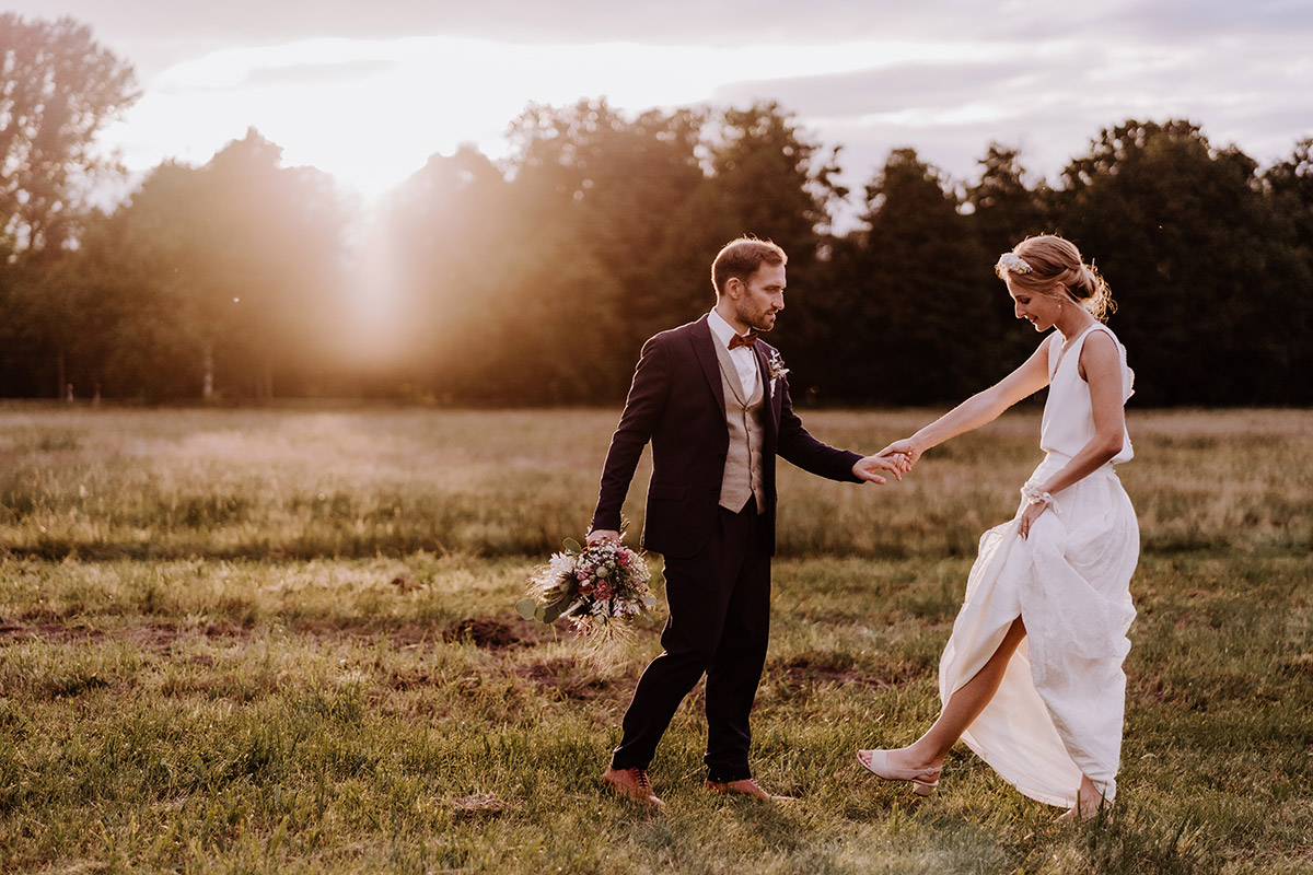 Idee Pose natürliche Hochzeitsfotos Landhochzeit- Spreewald Hochzeitsfotograf aus Berlin im Standesamt Weidendom im Spreewaldresort Seinerzeit und Spreewood Distillers © www.hochzeitslicht.de #hochzeitslicht