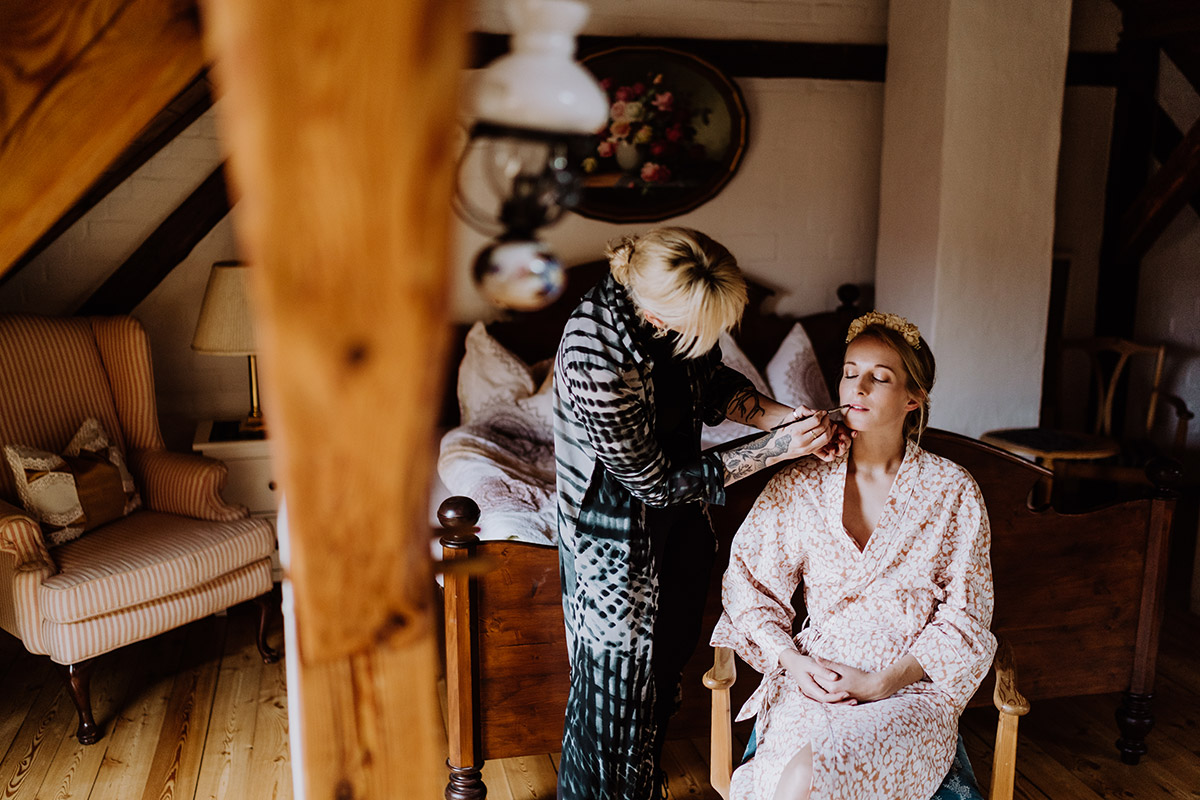 HHochzeitsfoto Idee Getting Ready Braut - Spreewald Hochzeitsfotograf aus Berlin im Standesamt Weidendom im Spreewaldresort Seinerzeit und Spreewood Distillers © www.hochzeitslicht.de #hochzeitslicht