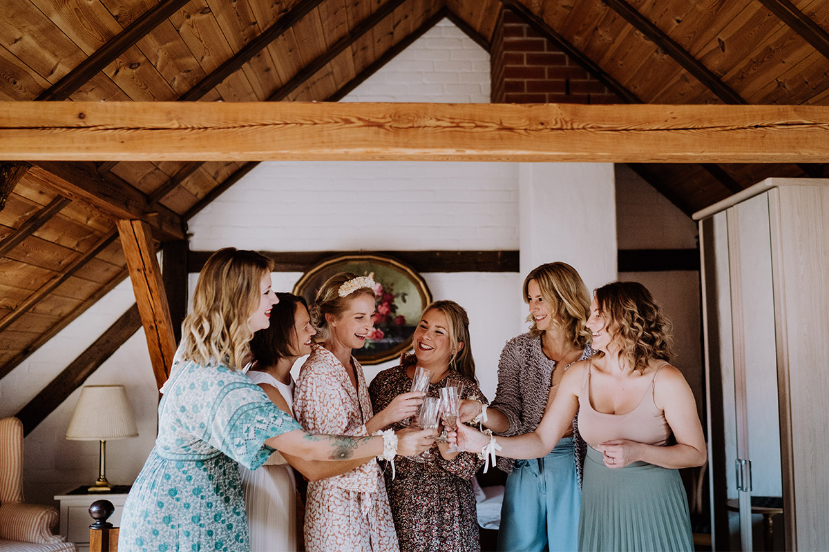 Gruppenfoto Idee Anstoßen Braut mit Bridesmaids - Spreewald Hochzeitsfotograf aus Berlin im Standesamt Weidendom im Spreewaldresort Seinerzeit und Spreewood Distillers © www.hochzeitslicht.de #hochzeitslicht