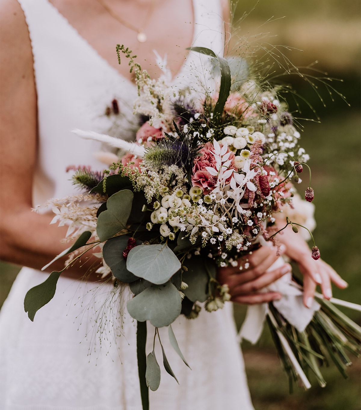 Brautstrauß von Herbsthochzeit aus Wildblumen und Trockenblumen in Rosa, Weiß und Grün mit Eukalyptus, Nelken, Gräsern und Disteln. Mehr Hochzeitsfotos dieser Hochzeit von Spreewald Hochzeitsfotograf aus Berlin im Blog © www.hochzeitslicht.de #hochzeitslicht