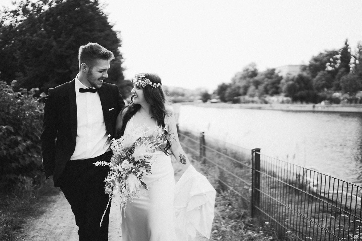 Idee Pose Hochzeitsfotos natürlich Gehen - Standesamt Rathaus Schmargendorf Hochzeit am Schloss Charlottenburg, auf der Pfaueninsel und im Amano Grand Central Hotel von Boho Hochzeitsfotograf Berlin © www.hochzeitslicht.de #hochzeitslicht