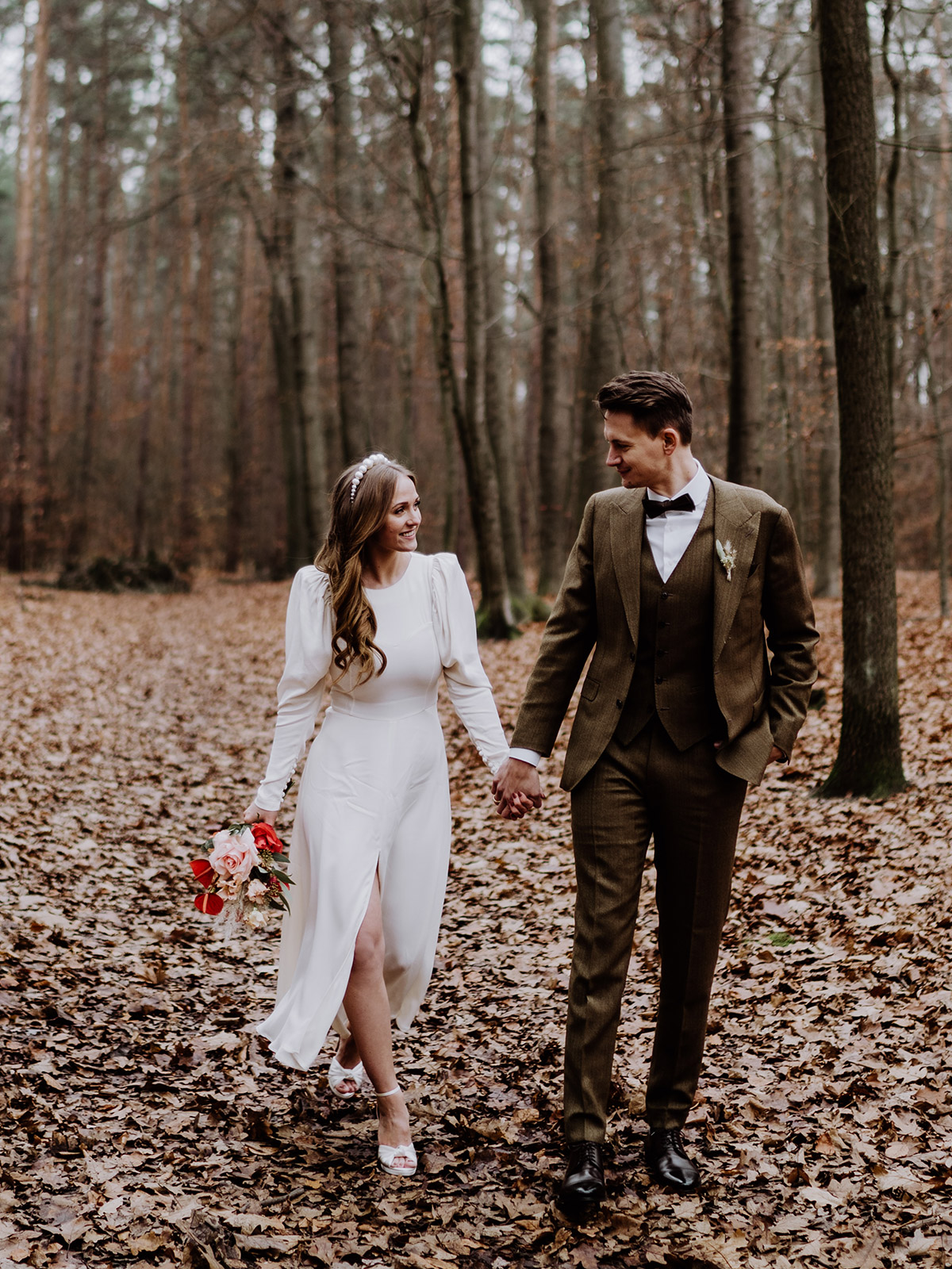 Hochzeitsshooting Foto Idee im Wald nachdem standesamtlich im Rathaus Schmargendorf in Berlin geheiratet wurde. Unser Boho Brautpaar heiratete in der Corona Pandemie in einem Elopement zu zweit. Mehr zu den schönsten Standesämtern in unserem #hochzeitslicht Blog © www.hochzeitslicht.de