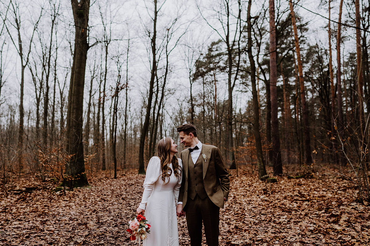 Paar schaut sich an auf Standesamt Berlin Winterhochzeit