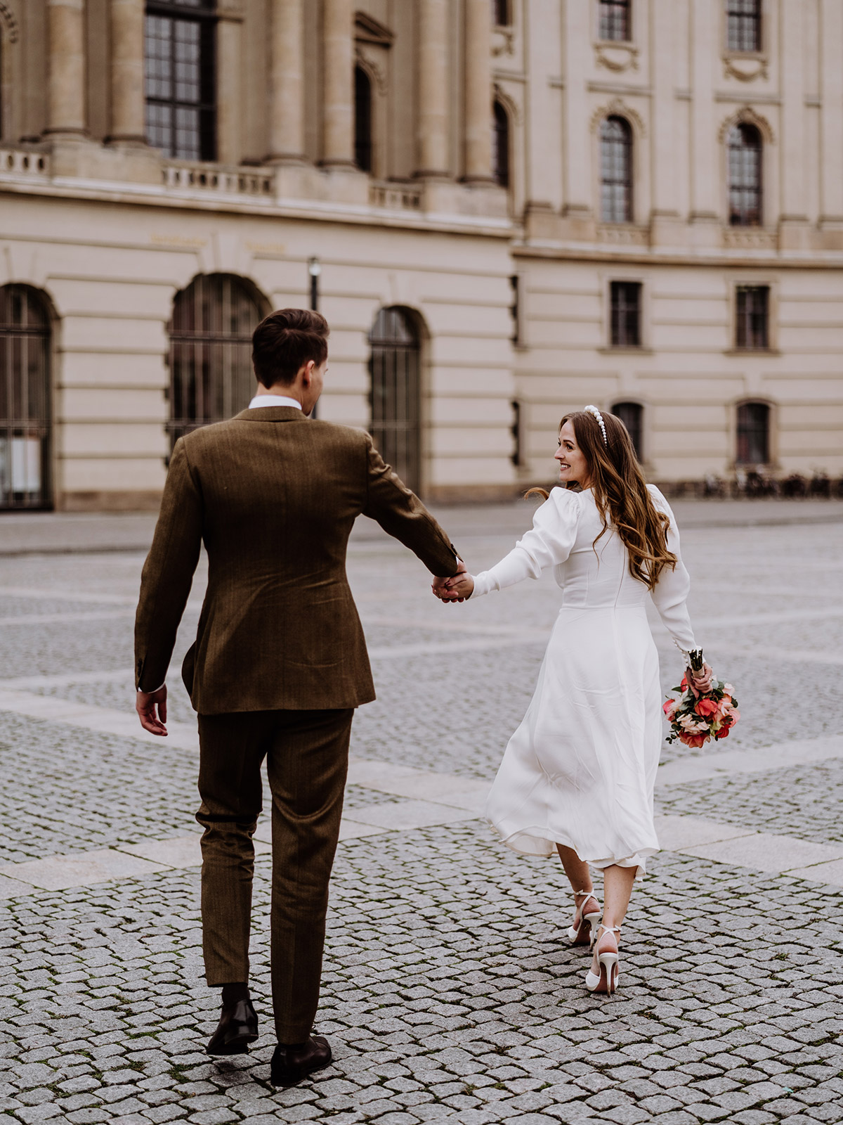 Fotoshooting nach dem Standesamt in Berlin mitten in Berlin auf dem Bebelplatz mit tollem Hochzeitsoutfit von Braut und Bräutigam. © www.hochzeitslicht.de #hochzeitslicht