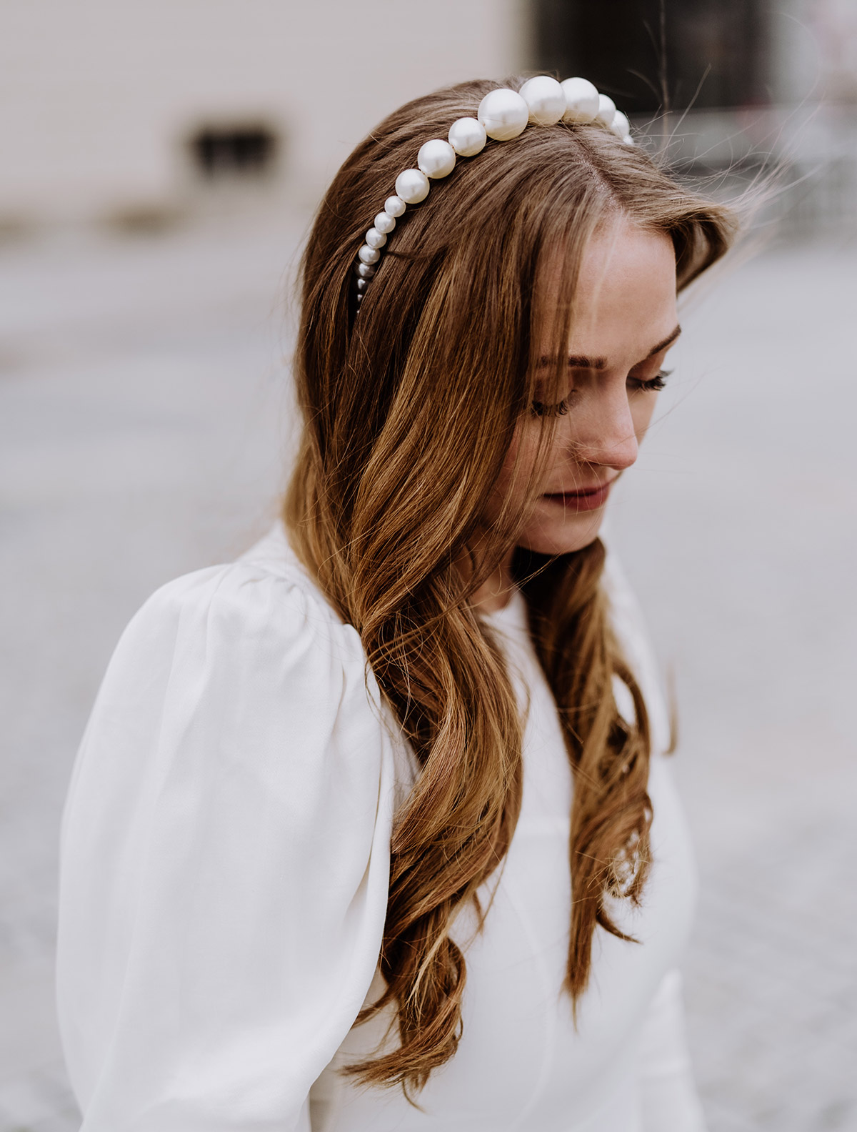 Braut im Standesamt Hochzeitskleid mit langärmligen Puffärmeln und Haarreif aus Riesenperlen für ihr langes braunes Haar mit leichten Locken. © www.hochzeitslicht.de #hochzeitslicht #beautyrealbride #echtebraut