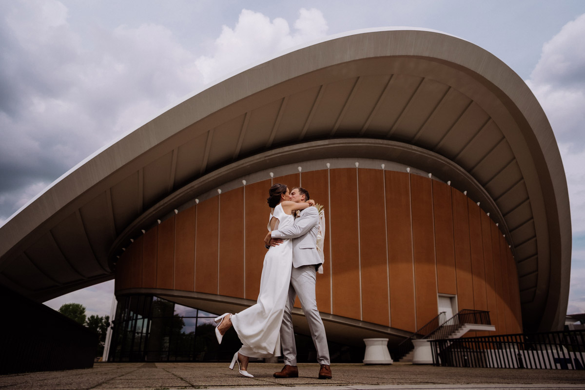 Hochzeitsfoto Haus der Kulturen der Welt - schöne Hochzeitslocations in Berlin zu finden in der urbanen Elopement Hochzeitsreportage von Hochzeitsfotograf Berlin © www.hochzeitslicht.de #hochzeitslicht