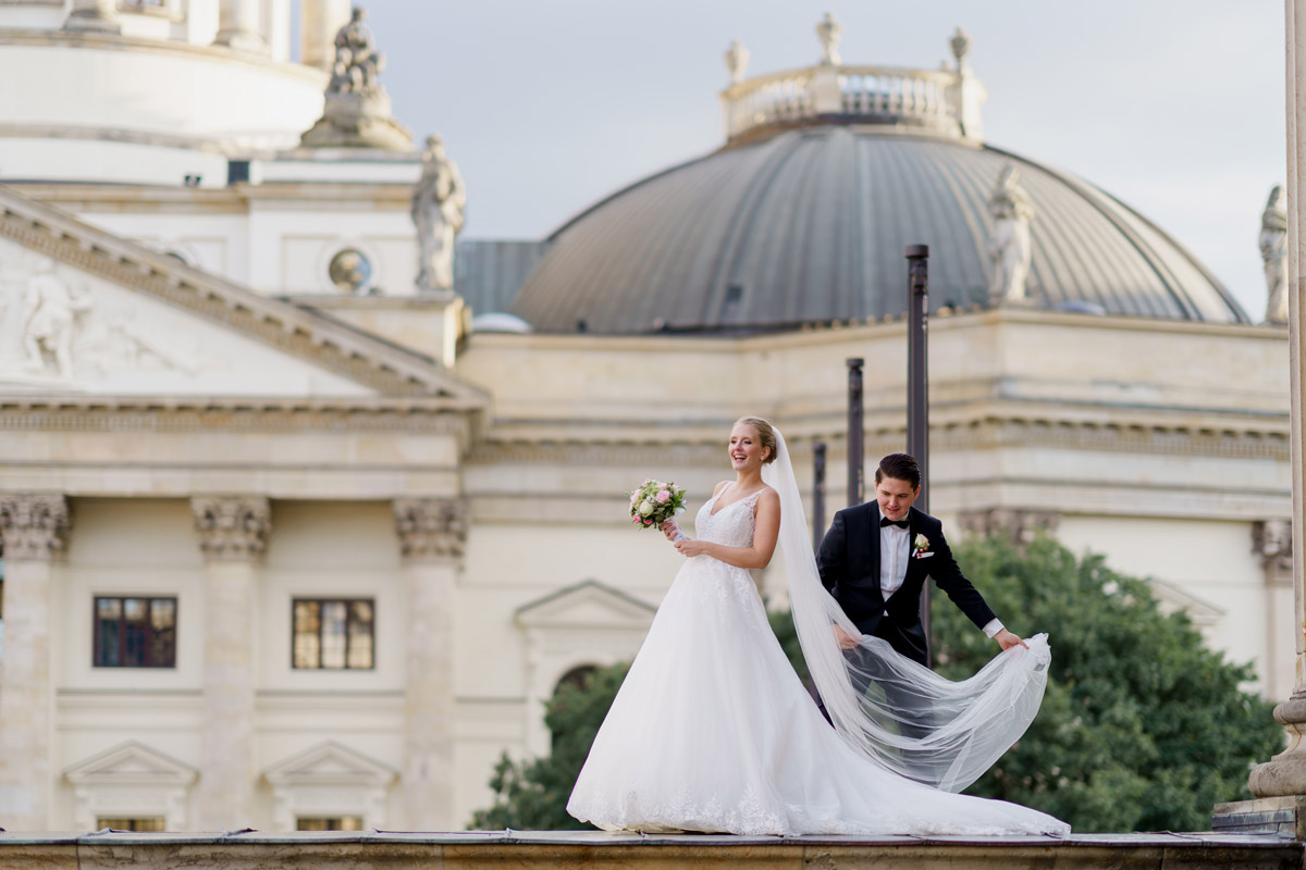 Foto Idee Hochzeit langer Schleier - Hotel Hochzeit in Berlin im Titanic am Gendarmenmarkt nach kirchlicher Trauung in der St. Johannes Basilika von Hochzeitsfotograf © www.hochzeitslicht.de #hochzeitslicht