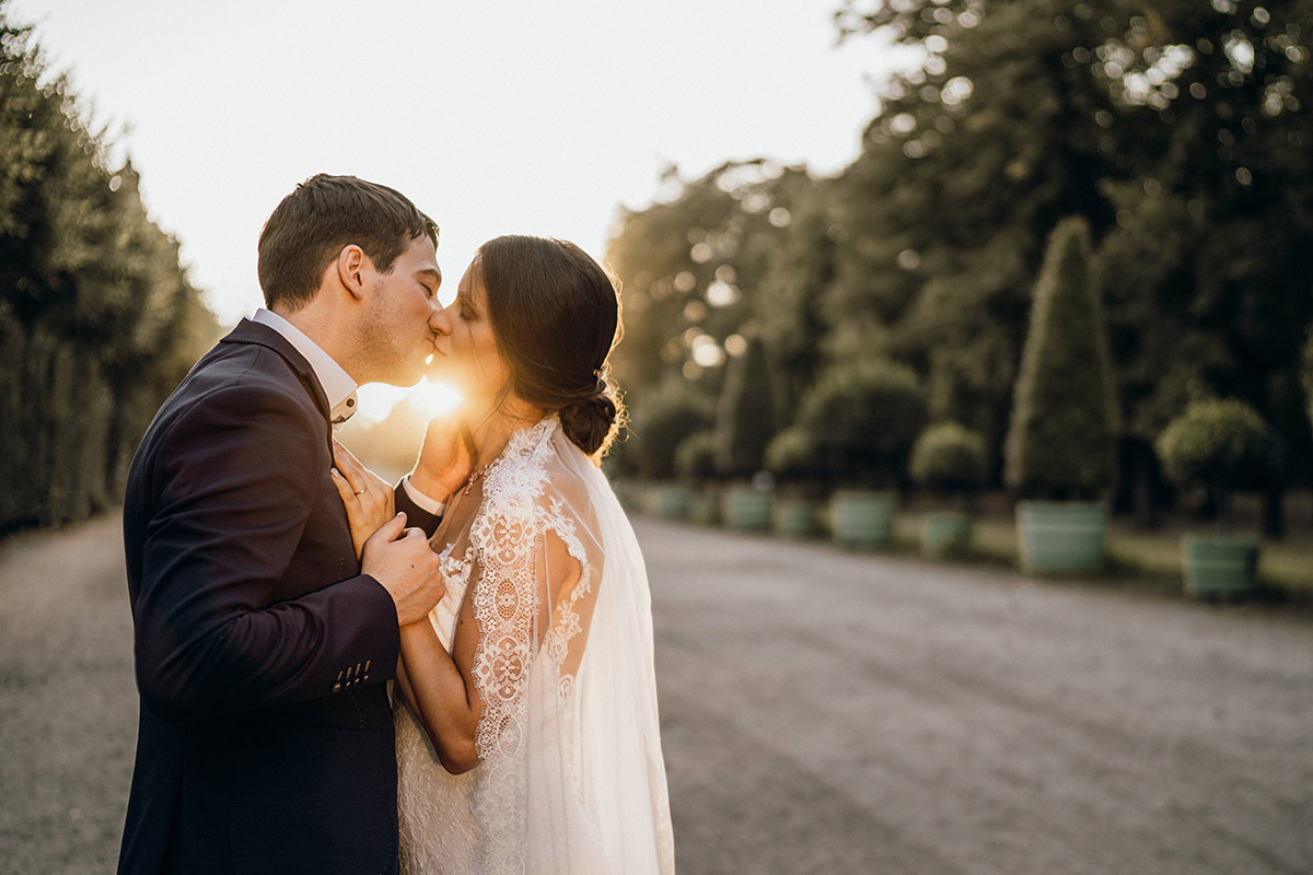 Idee Fotoshooting Hochzeitspaar Sonnenuntergang - Villa Kogge Standesamt Schmargendorf Hochzeit von Hochzeitsfotograf Berlin © www.hochzeitslicht.de #hochzeitslicht