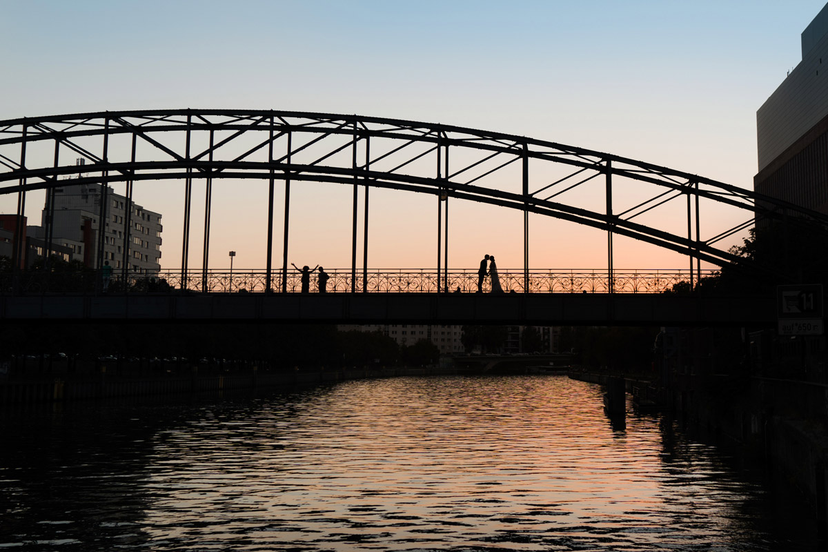 Idee Hochzeitsfoto Silhouette Brautpaar Sonnenuntergang Brücke - Villa Kogge Standesamt Schmargendorf Hochzeit von Hochzeitsfotograf Berlin © www.hochzeitslicht.de #hochzeitslicht