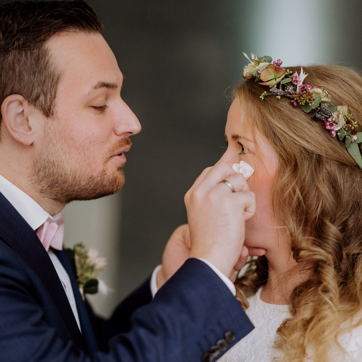 emotionaler Hochzeitsmoment von Standesamt Rathaus Potsdam Hochzeitsfotograf - der Bräutigam wischt seiner schwangeren Braut beim standesamtlichen heiraten die Freudentränen vom Gesicht © www.hochzeitslicht.de #hochzeitslicht Hochzeitsblog