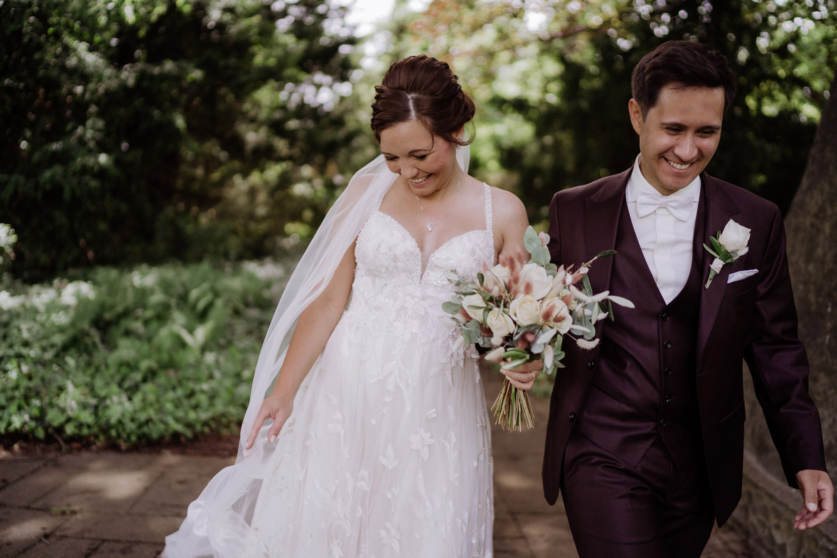 Fotoshooting im Park vor Standesamt Berlin Hochzeit