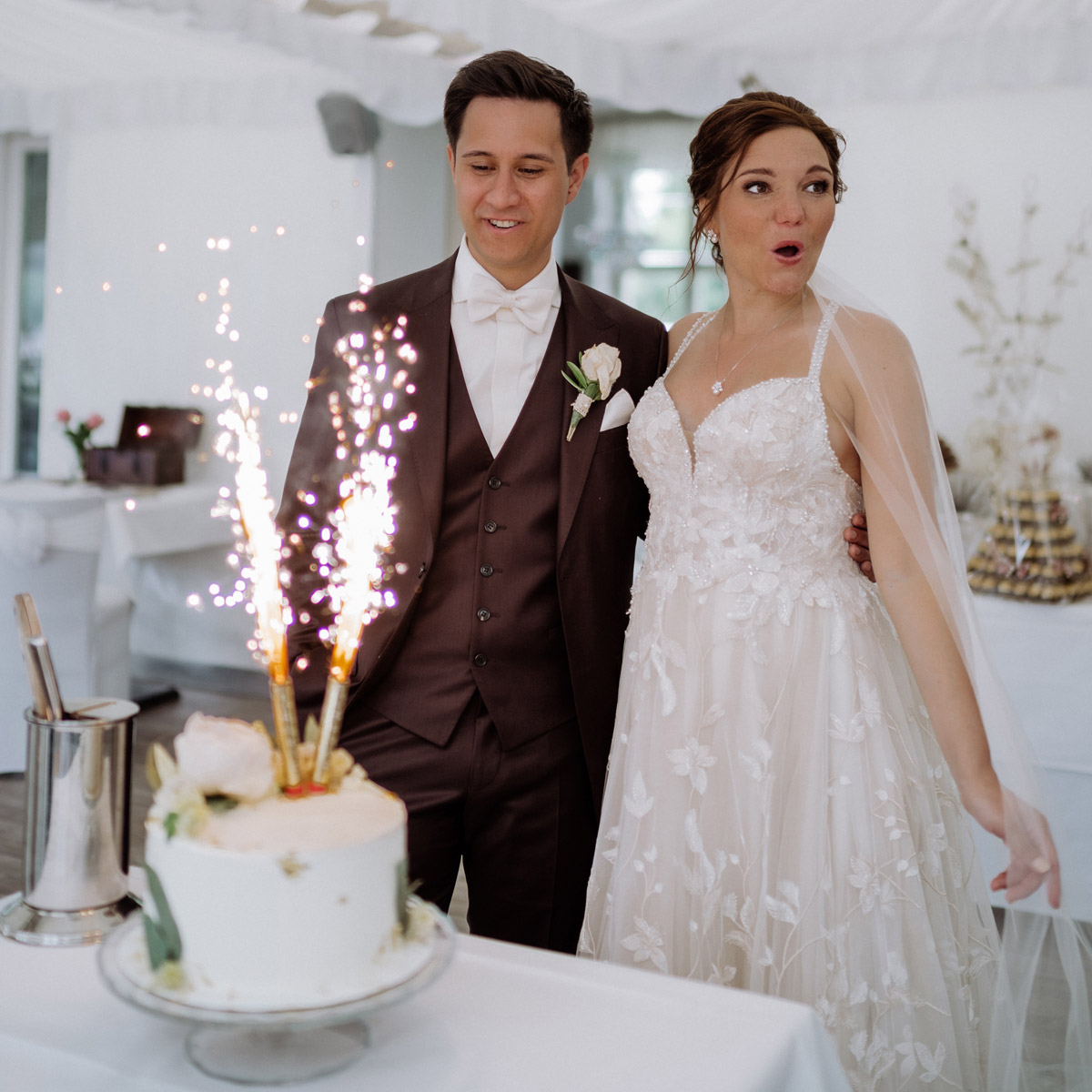 Hochzeitspaar vor Tiny Wedding Cake mit Feuerwerk auf Coronahochzeit im Schlosscafé Köpenick nach standesamtlicher Hochzeit