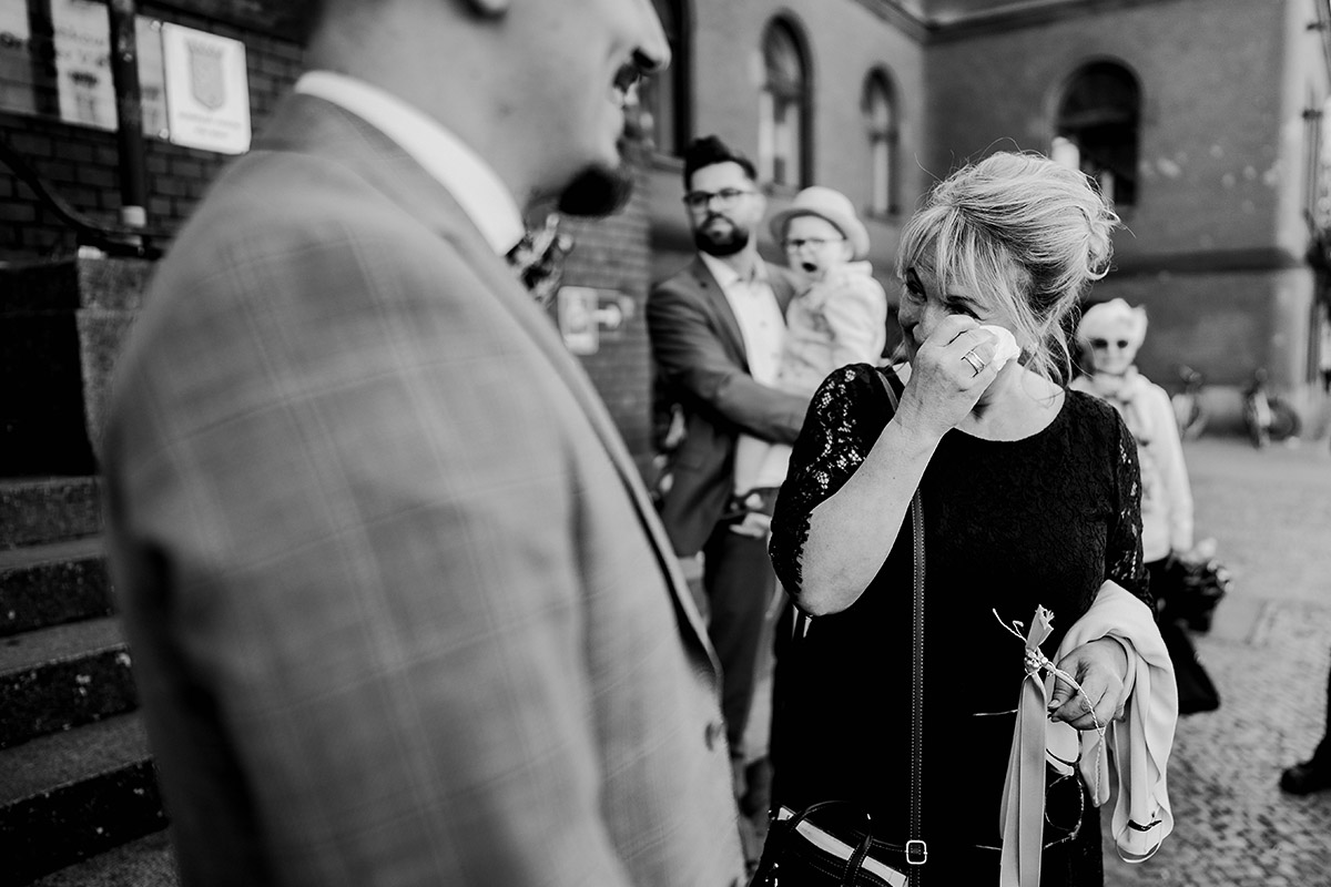 emotionale Hochzeitsbilder Gratulation Familie - Standesamt Berlin Rathaus Pankow Hochzeitsfotograf © www.hochzeitslicht.de #hochzeitslicht Garten DIY-Hochzeit Ideen im Hochzeitsblog