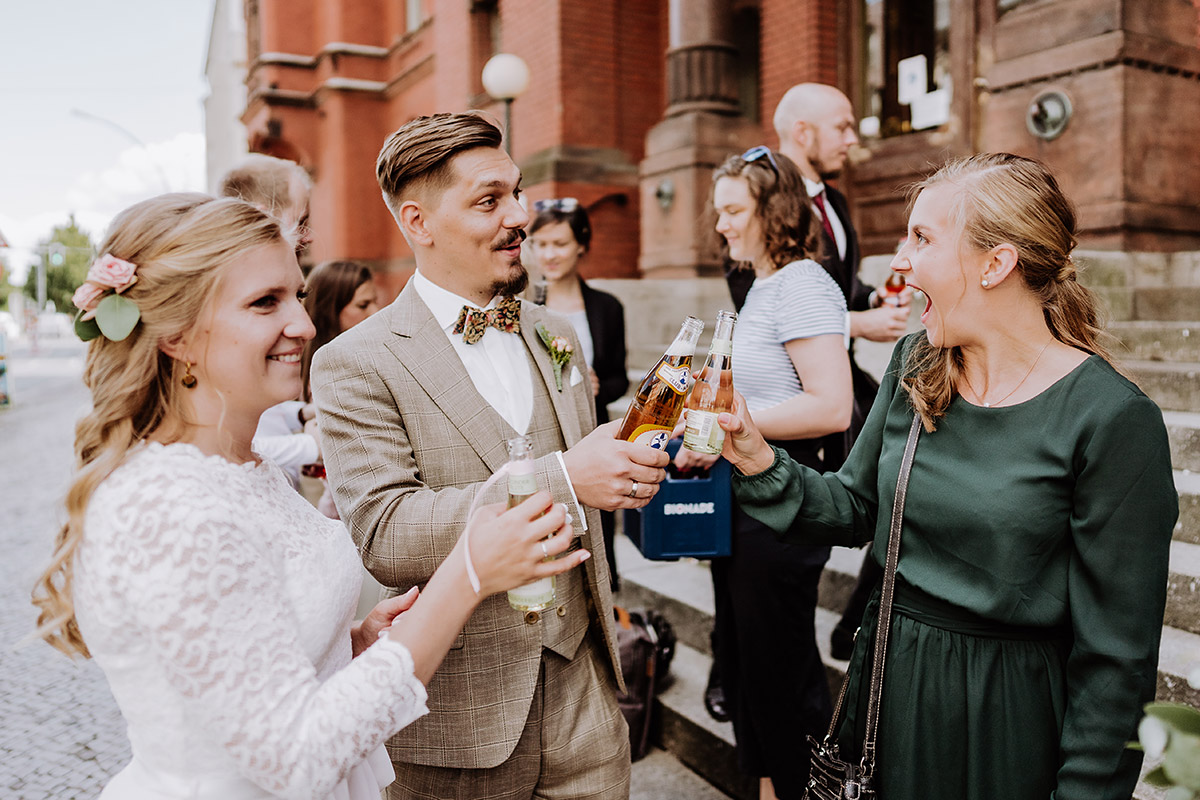 Hochzeitsfotos Anstoßen nach Standesamt - Standesamt Berlin Rathaus Pankow Hochzeitsfotograf © www.hochzeitslicht.de #hochzeitslicht Garten DIY-Hochzeit Ideen im Hochzeitsblog