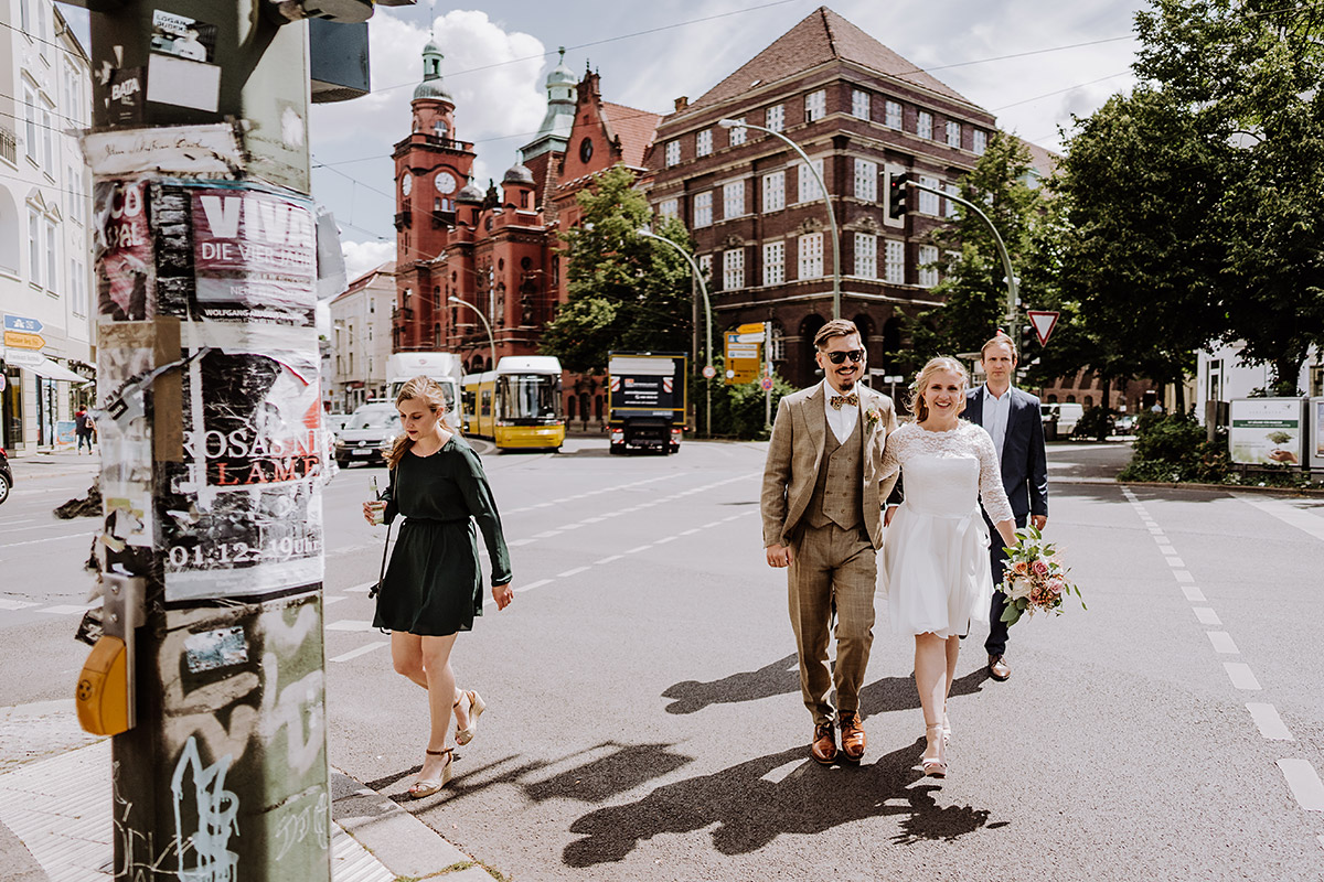 Idee Fotoshooting nach Standesamt Spaziergang - Standesamt Berlin Rathaus Pankow Hochzeitsfotograf © www.hochzeitslicht.de #hochzeitslicht Garten DIY-Hochzeit Ideen im Hochzeitsblog