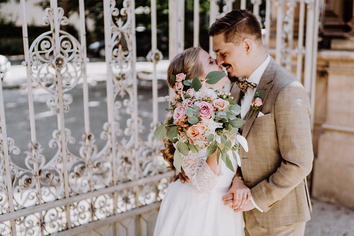 natürliche Hochzeitsfotos Standesamt Berlin Rathaus Pankow Hochzeitsfotograf © www.hochzeitslicht.de #hochzeitslicht Garten DIY-Hochzeit Ideen im Hochzeitsblog