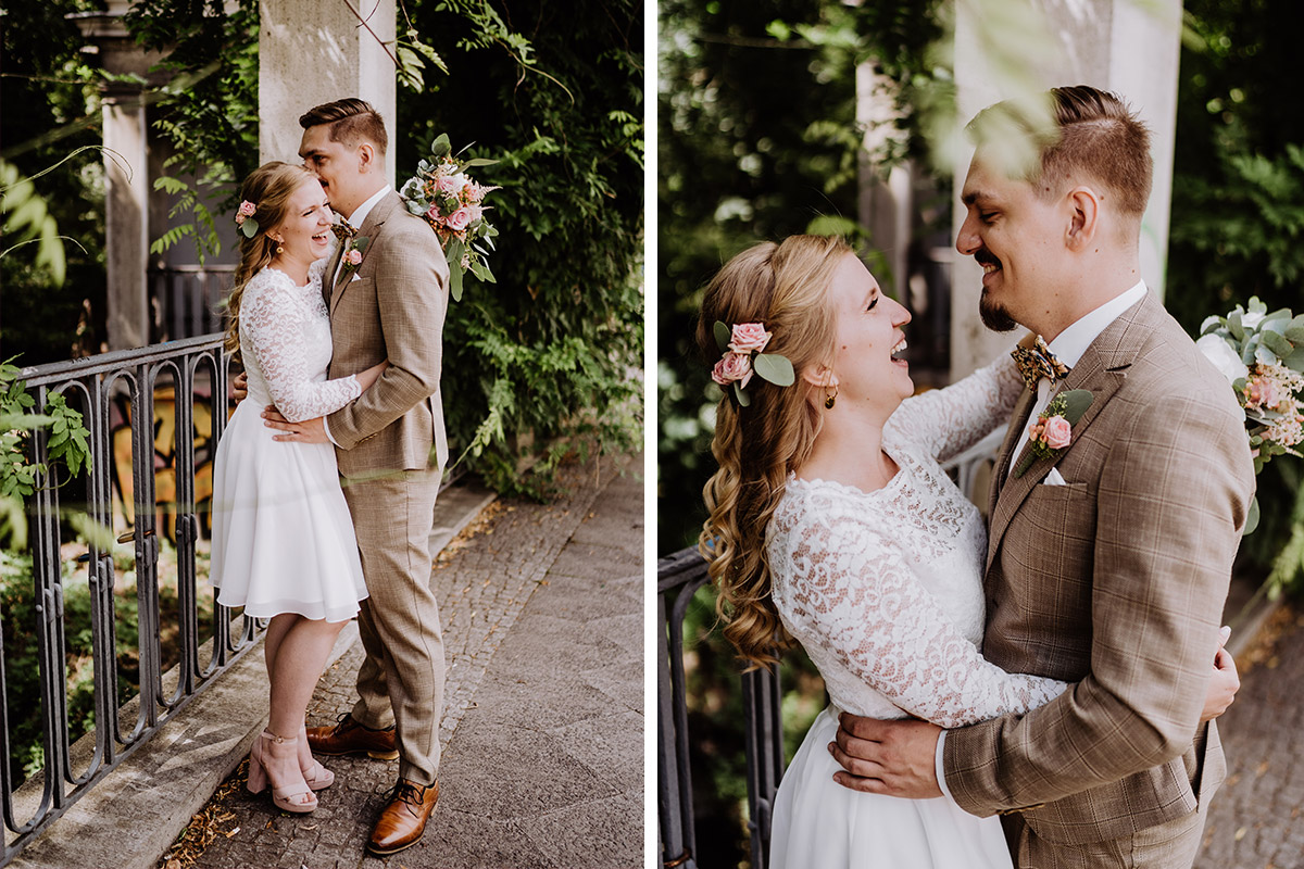 entspannte Brautpaarfotos Lachen - Standesamt Berlin Rathaus Pankow Hochzeitsfotograf © www.hochzeitslicht.de #hochzeitslicht Garten DIY-Hochzeit Ideen im Hochzeitsblog