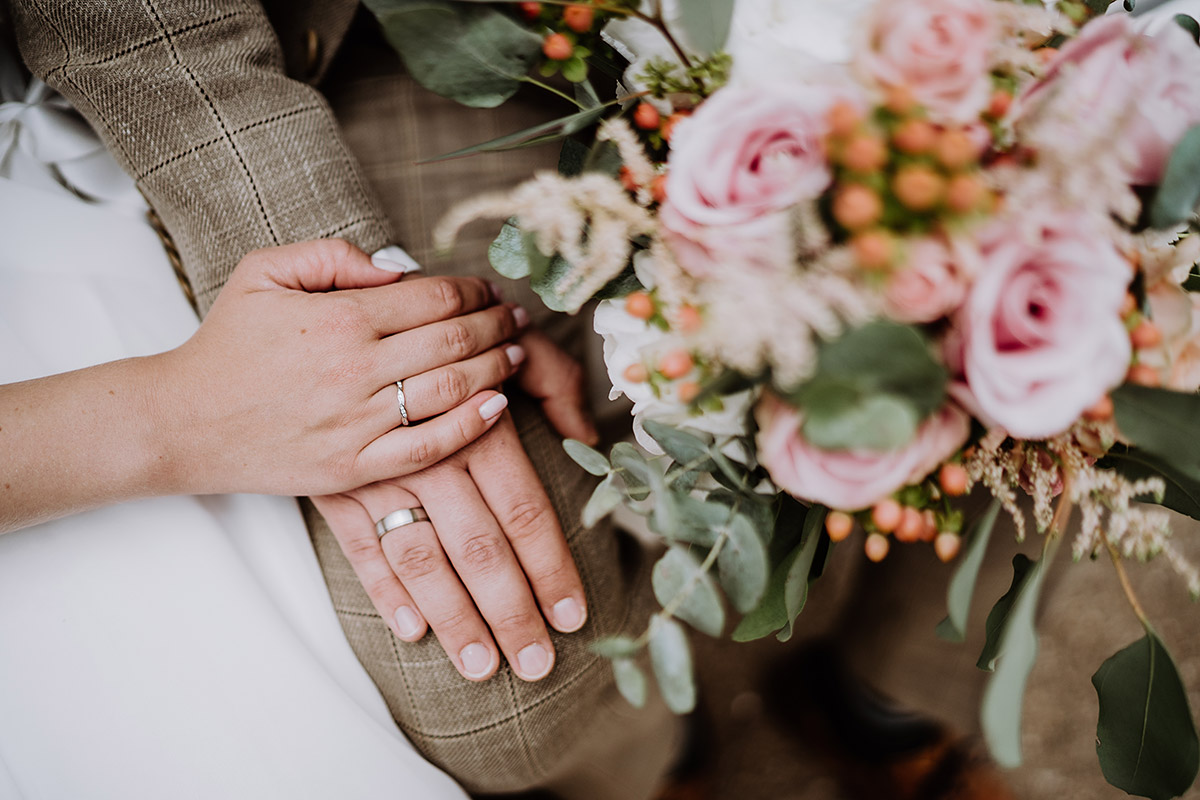 Hochzeitsfoto Idee Hände mit Ringen - Standesamt Berlin Rathaus Pankow Hochzeitsfotograf © www.hochzeitslicht.de #hochzeitslicht Garten DIY-Hochzeit Ideen im Hochzeitsblog