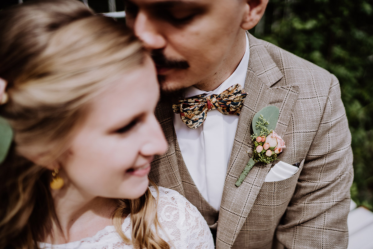 Idee Outfit Bräutigam Sommerhochzeit - Standesamt Berlin Rathaus Pankow Hochzeitsfotograf © www.hochzeitslicht.de #hochzeitslicht Garten DIY-Hochzeit Ideen im Hochzeitsblog