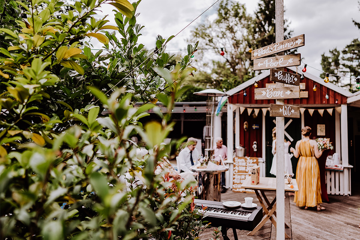 Gartenhochzeit Idee Wegweiser Holz - Standesamt Berlin Rathaus Pankow Hochzeitsfotograf © www.hochzeitslicht.de #hochzeitslicht Garten DIY-Hochzeit Ideen im Hochzeitsblog