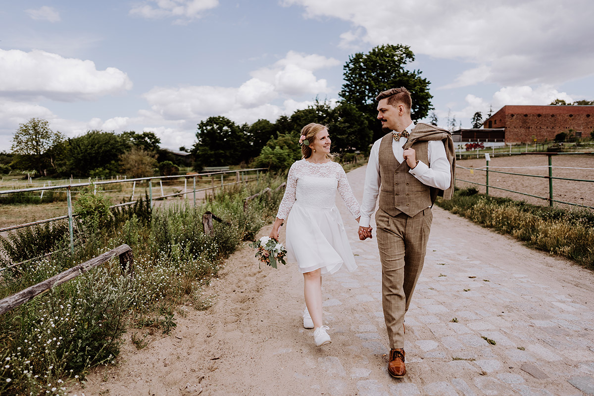 Fotoshooting Feld Berlin - Standesamt Berlin Rathaus Pankow Hochzeitsfotograf © www.hochzeitslicht.de #hochzeitslicht Garten DIY-Hochzeit Ideen im Hochzeitsblog