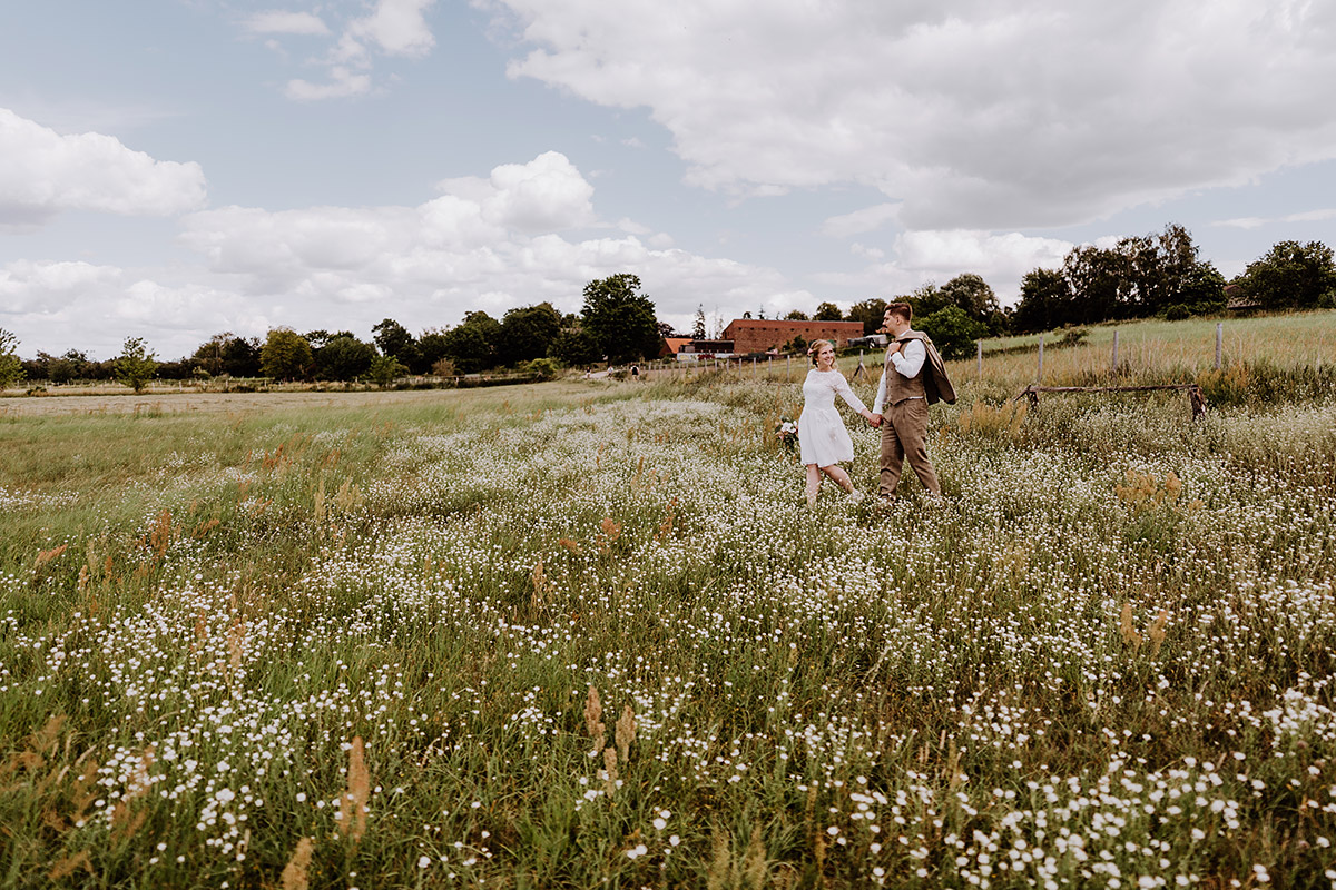 Fotoshooting Hochzeit Wiese Berlin - Standesamt Berlin Rathaus Pankow Hochzeitsfotograf © www.hochzeitslicht.de #hochzeitslicht Garten DIY-Hochzeit Ideen im Hochzeitsblog