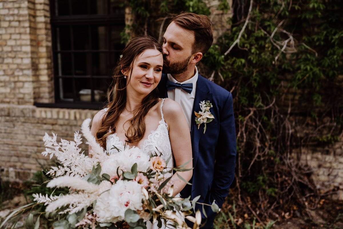 Pose Hochzeitsfoto Bräutigam hinter Braut - Schloss Britz Berlin vintage Hochzeit im Regen freie Trauung im Schlosspark - mehr Ideen im Hochzeitsblog © www.hochzeitslicht.de #hochzeitslicht