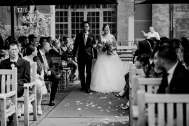 Einzug Braut - Heiraten in Berlin mit Shooting im Park von Schloss Charlottenburg und Hochzeitsfeier in der Cantinerie Fabrik - Hochzeit von Hochzeitsfotografin Berlin © www.hochzeitslicht.de #hochzeitslicht
