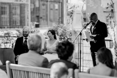 Heiraten in Berlin mit Shooting im Park von Schloss Charlottenburg und Hochzeitsfeier in der Cantinerie Fabrik - Hochzeit von Hochzeitsfotografin Berlin © www.hochzeitslicht.de #hochzeitslicht