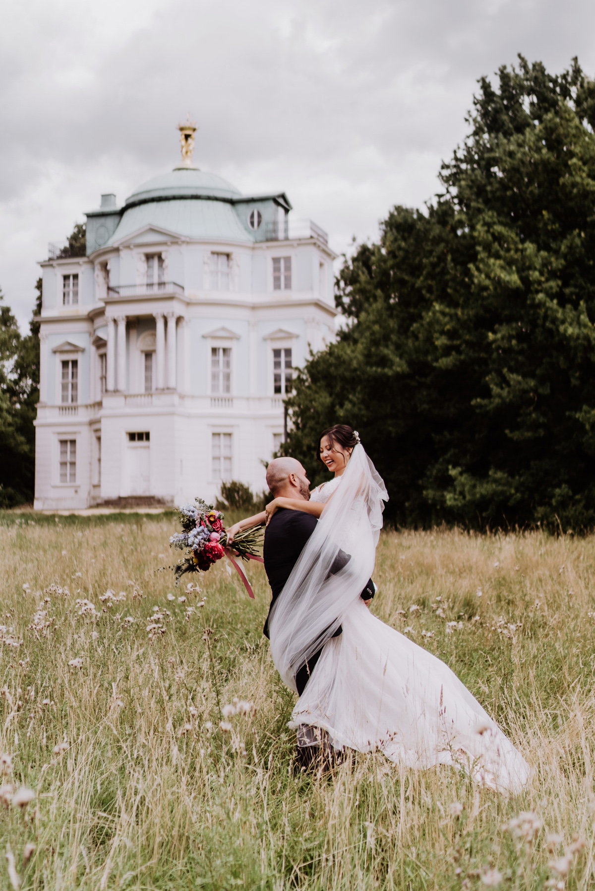 Brautpaarshooting im Park vom Schloss Charlottenburg in Berlin mit anschließender Feier in der Cantinerie Fabrik