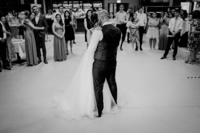 Paartanz Hochzeit Cantinerie Fabrik Urban Berlin Fotografen Brautpaar Emotionen Gäste