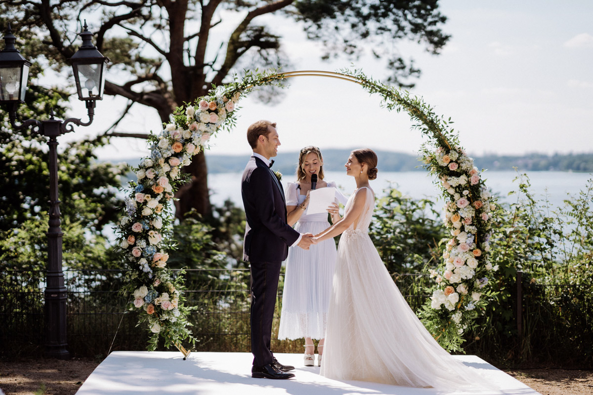 Paar steht bei Hochzeit im Restaurant Berlin am Wannsee