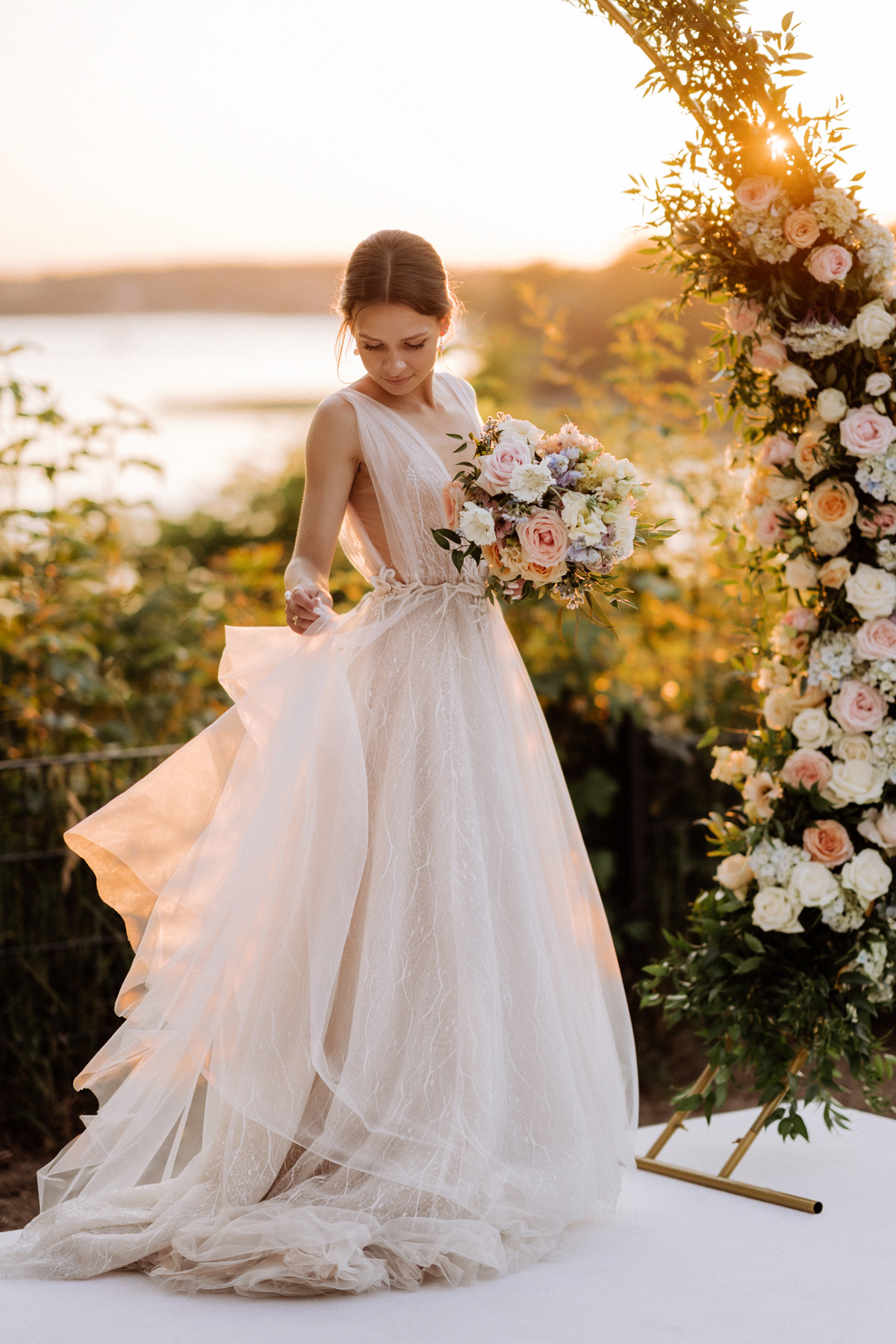 Braut Berlin posiert natürlich im Hochzeitskleid: Kavita trägt ein natürliches Make-up zu ihrem Brautkleid von Liz Martinez. Der weiße, rosa und hellblaue Brautstrauß von flowersfactory Berlin passt perfekt zu dieser eleganten Sommerhochzeit. SCHAUE FÜR IDEEN ZU NATÜRLICHEN FOTOS IN DEN #hochzeitslicht BLOG © www.hochzeitslicht.de #beautyrealbride