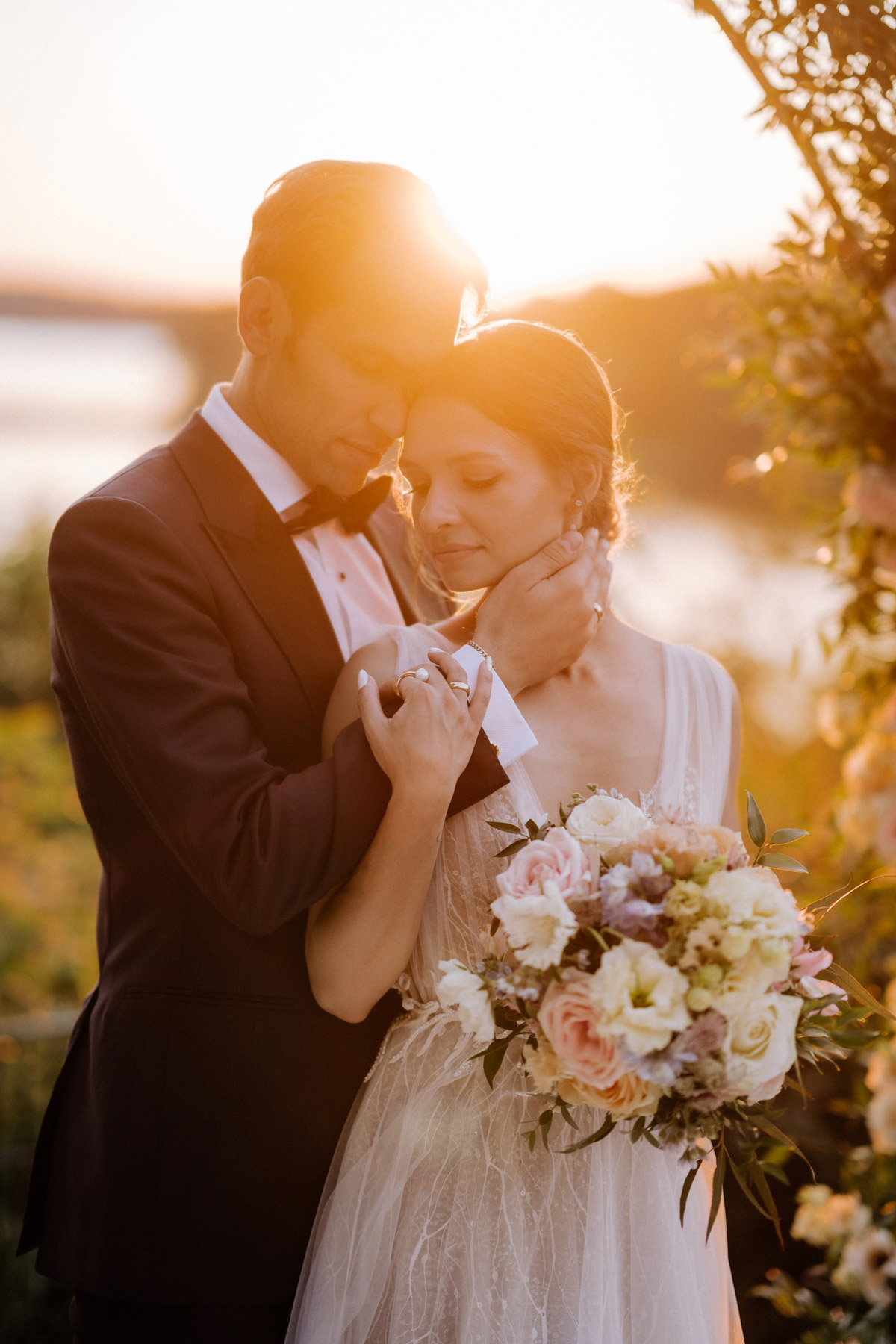 Fine Art Berlin Hochzeit: Unsere Hochzeitsfotografin hat das verliebte Brautpaar beim Feiern an ihrer Hochzeitslocation am Wasser im Sonnenuntergang verewigt. Die Hochzeitsreportage von #hochzeitslicht ist authentisch und emotional. © www.hochzeitslicht.de