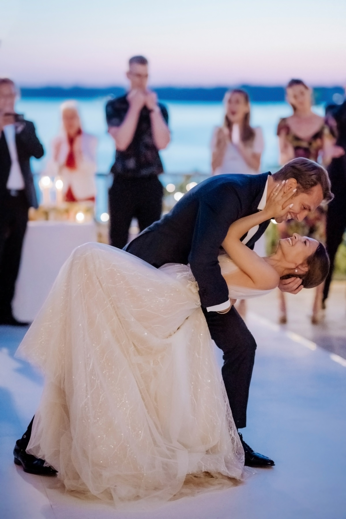 Hochzeitstanz Berlin: Ein traumhaft schöner Hochzeitsmoment! Das Eiskunstläufer während ihres Tanzes eine gute Figur abgeben, ist selbstredend. Unser #hochzeitslicht Fotograf durfte diese Restaurant Hochzeit auf den Wannseeterassen am Wasser erfreulicherweise im Blog veröffentlichen. © www.hochzeitslicht.de