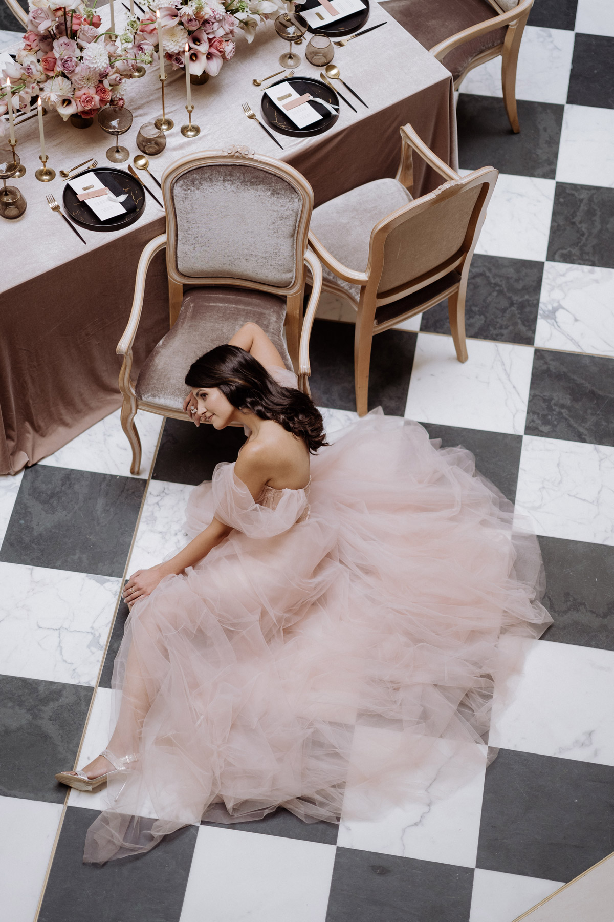 natürlich geschminkte Braut in rosa Hochzeitskleid im Hotel Adlon Kempinski von Fine Art Hochzeitsfotografin aus Berlin © www.hochzeitslicht.de #hochzeitslicht