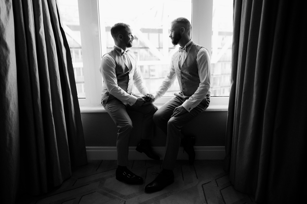Paarfotoshooting schwule Hochzeit im Ritz Carlton Berlin Hotel und Standesamt Rathaus Potsdam von Hochzeitsfotografin Berlin © www.hochzeitslicht.de #hochzeitslicht