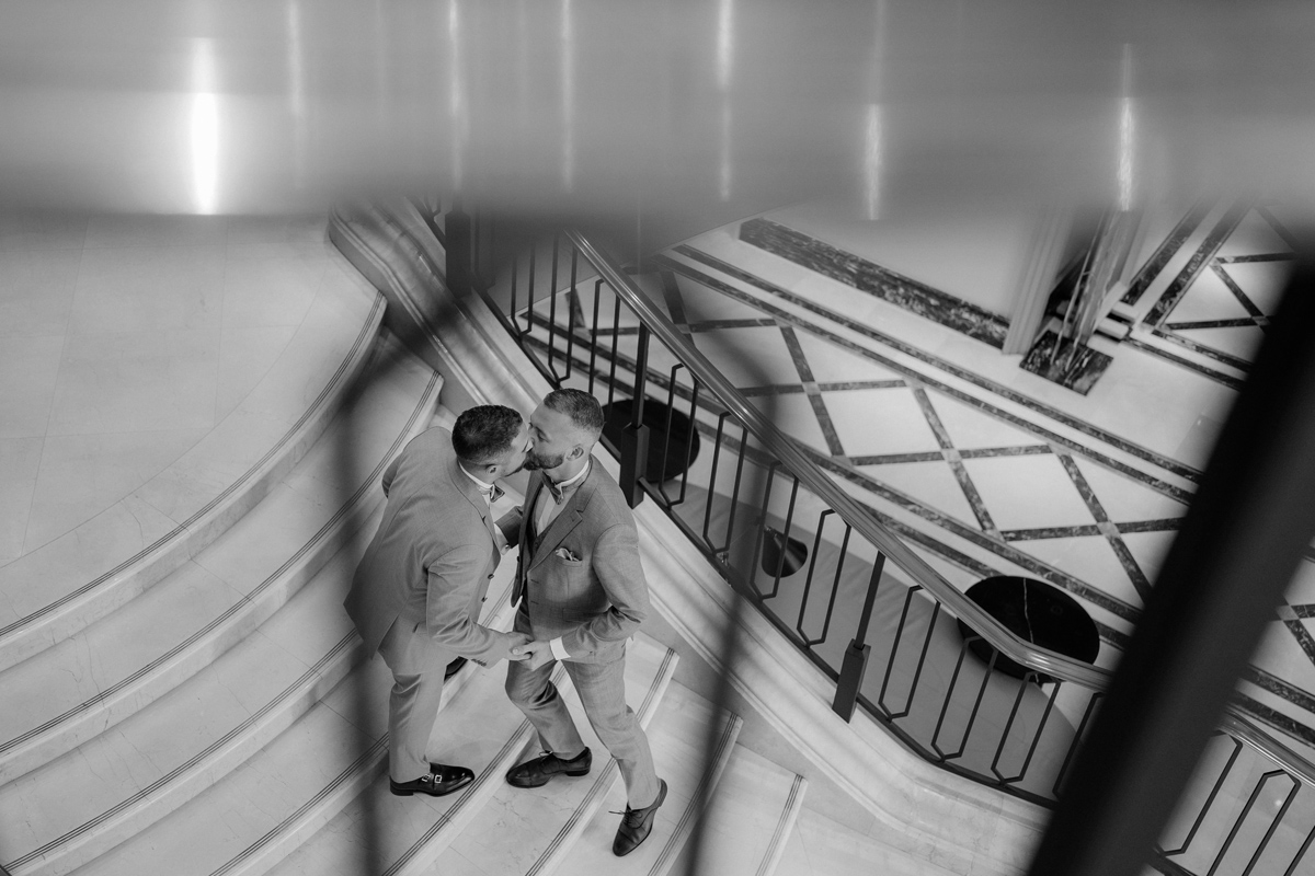 künstlerische Hochzeitsfotografie Treppe - Schwule Hochzeit im Ritz Carlton Berlin Hotel und Standesamt Rathaus Potsdam von Hochzeitsfotografin Berlin © www.hochzeitslicht.de #hochzeitslicht
