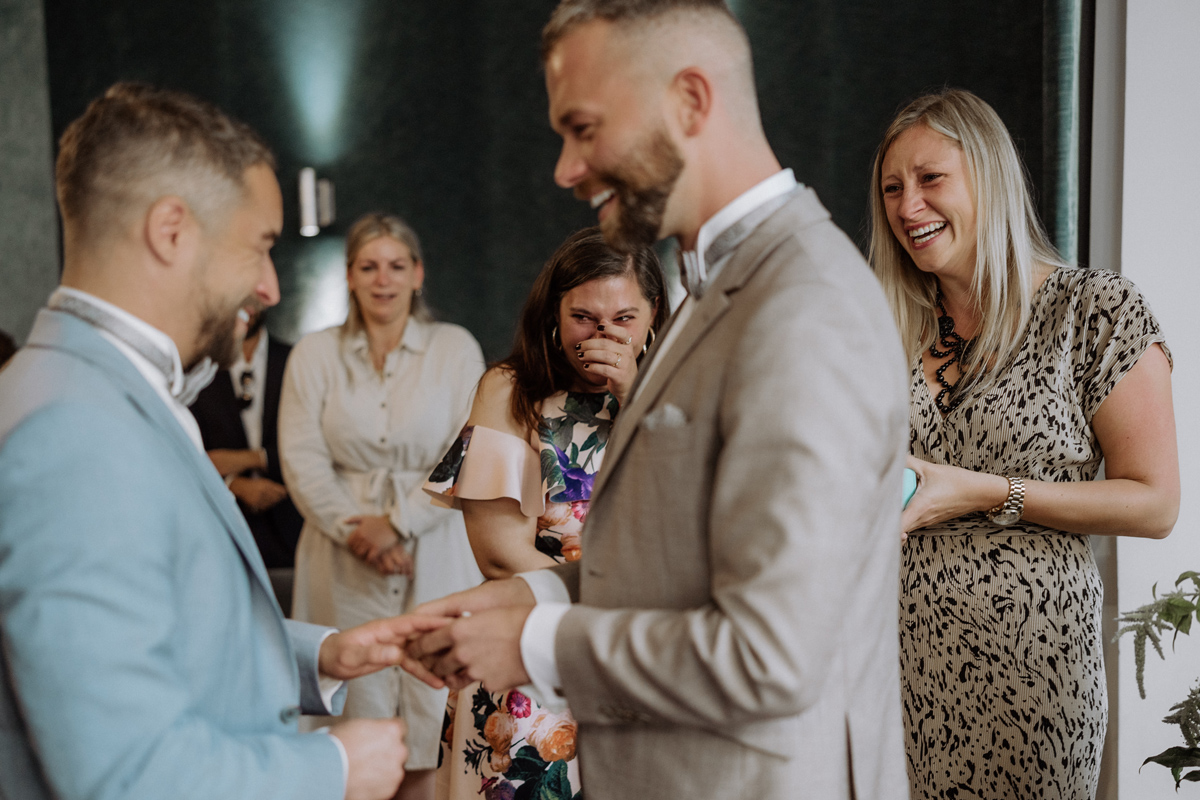 Emotionale Momente Trauung Standesamt - Schwule Hochzeit im Ritz Carlton Berlin Hotel und Standesamt Rathaus Potsdam von Hochzeitsfotografin Berlin © www.hochzeitslicht.de #hochzeitslicht