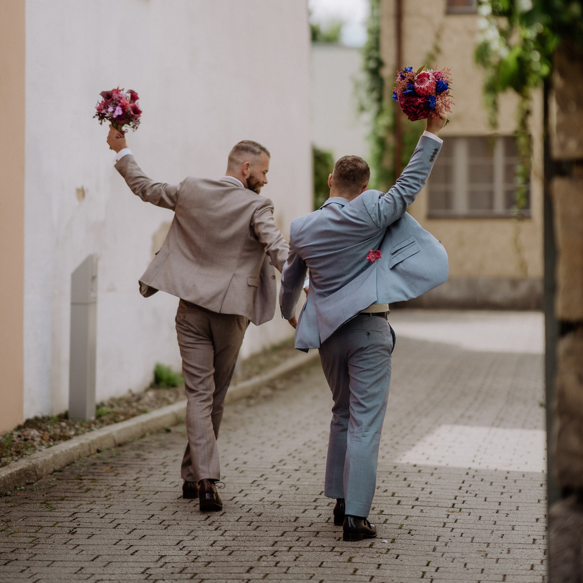 springender Bräutigam auf Hochzeit mit schwulem Paar im Standesamt Rathaus Potsdam von Hochzeitsfotografin Berlin © www.hochzeitslicht.de #hochzeitslicht