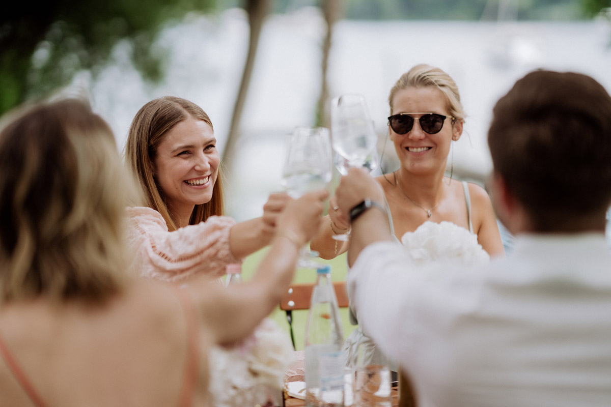 Gästefotos - Standesamt Gartenhochzeit mit Hochzeitsvideo von Hochzeitsvideografin und Hochzeitsfotografin aus Berlin © www.hochzeitslicht.de #hochzeitslicht