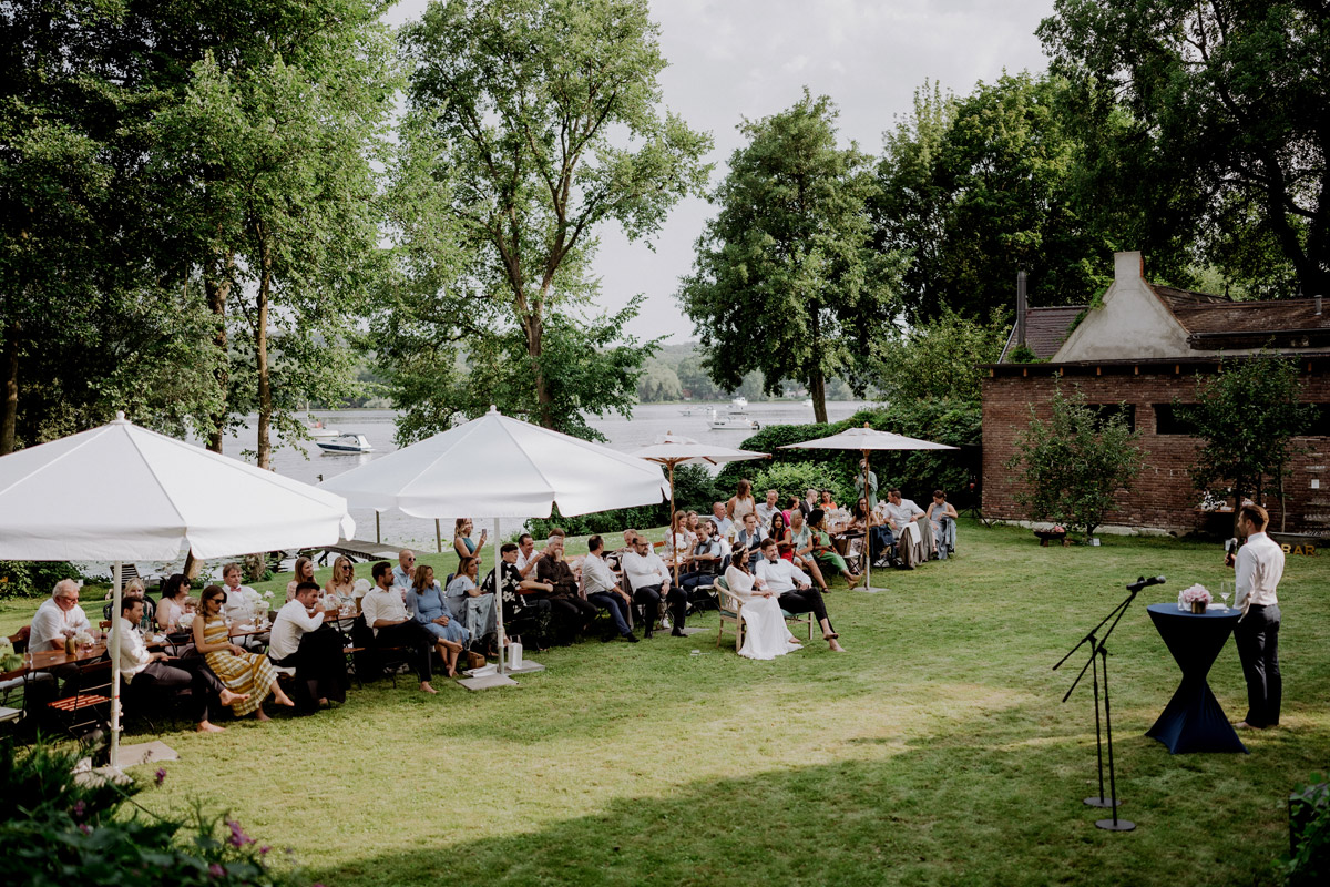 Hochzeit am See - Standesamt Gartenhochzeit mit Hochzeitsvideo von Hochzeitsvideografin und Hochzeitsfotografin aus Berlin © www.hochzeitslicht.de #hochzeitslicht