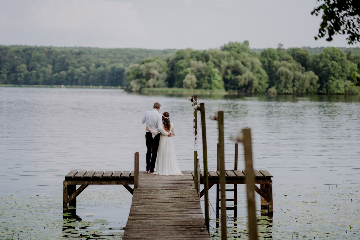 Idee Hochzeitsfoto Brautpaar am Wasser auf Steg - Standesamt Gartenhochzeit mit Hochzeitsvideo von Hochzeitsvideografin und Hochzeitsfotografin aus Berlin © www.hochzeitslicht.de #hochzeitslicht