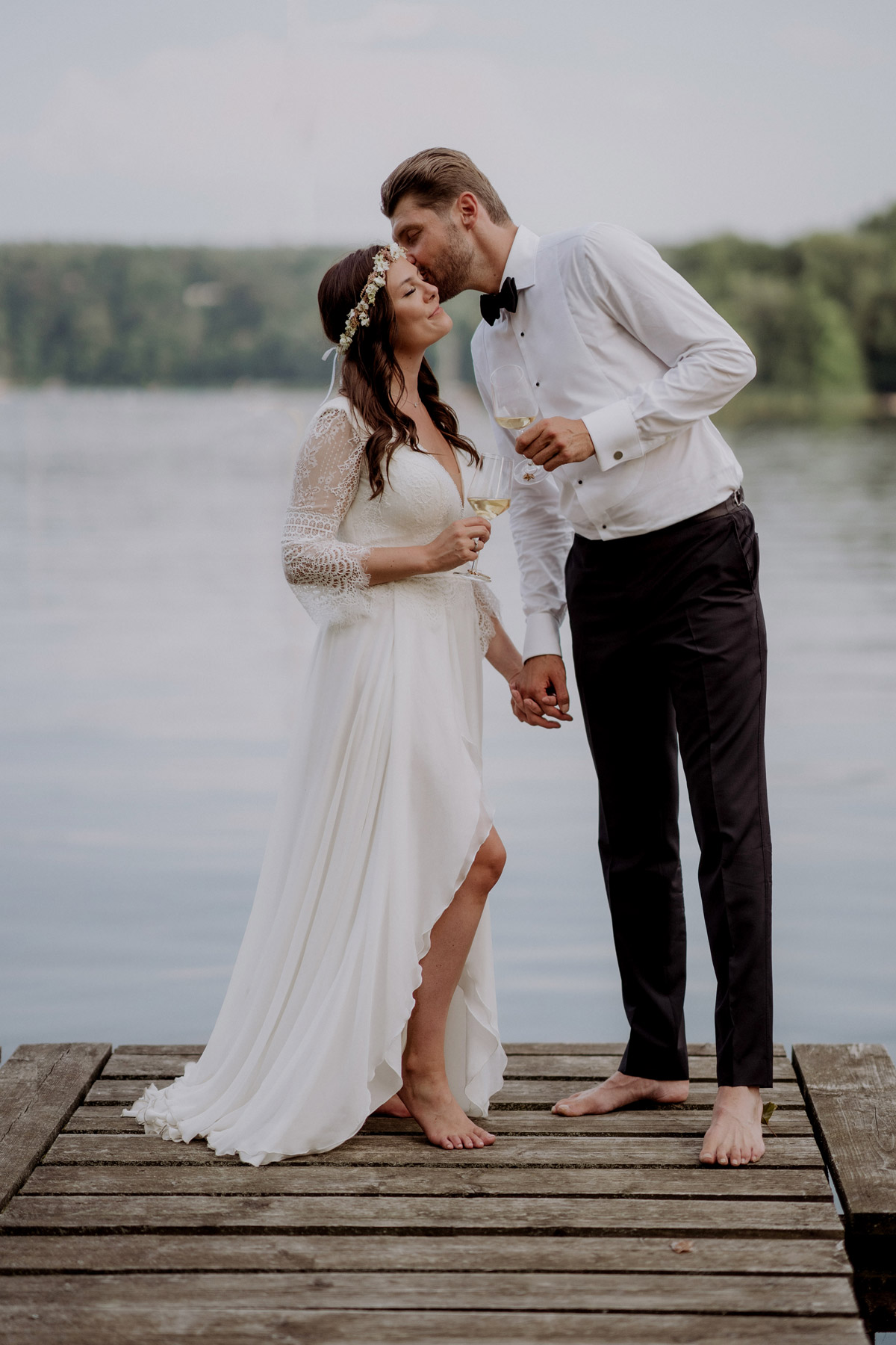 Hochzeitsfotograf Potsdam: Brautpaarshooting Idee für natürliche Hochzeitsfotos am Wasser. Das Hochzeitspaar hat sich für sein Hochzeitsvideo und die Fotos nicht in Pose gestellt, sondern wurde von #hochzeitslicht heimlich am Steg beobachtet. Infos und Bilder im Blog © www.hochzeitslicht.de