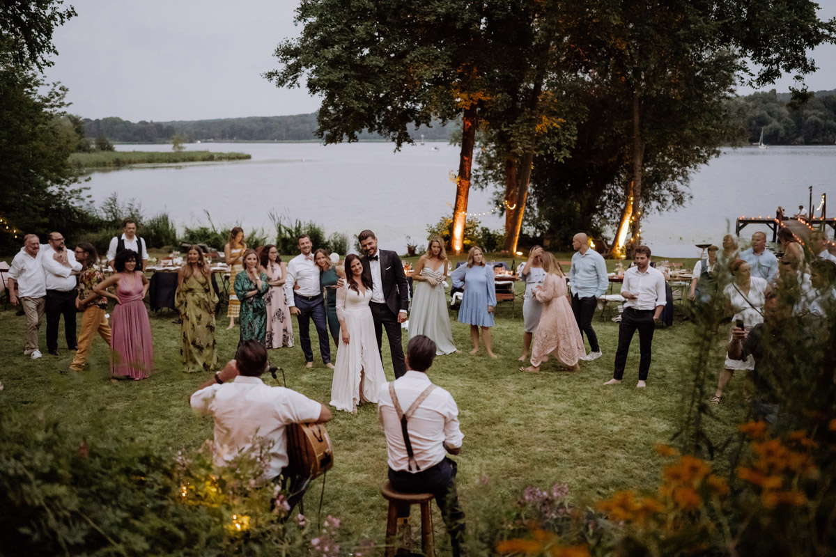 Hochzeitsfeier am Wasser - Standesamt Gartenhochzeit mit Hochzeitsvideo von Hochzeitsvideografin und Hochzeitsfotografin aus Berlin © www.hochzeitslicht.de #hochzeitslicht